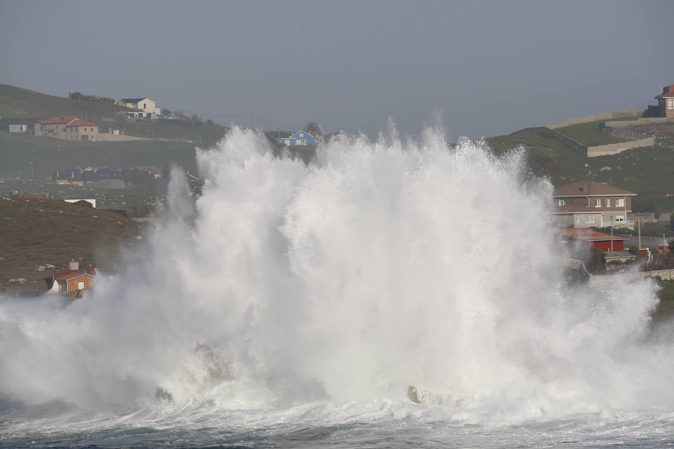 El Mar Cantábrico golpea la costa en Suances