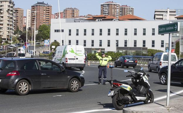 La turborrotonda de Valdecilla Sur se estrena entre atascos y dudas