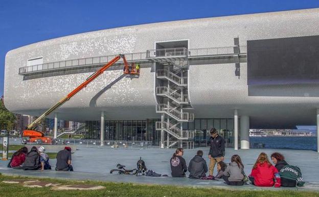 Las piezas de cerámica de la fachada del Centro Botín no se adaptan a los cambios de temperatura