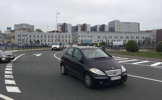 La turborrotonda de Valdecilla Sur atasca de nuevo la bajada desde Cuatro Caminos