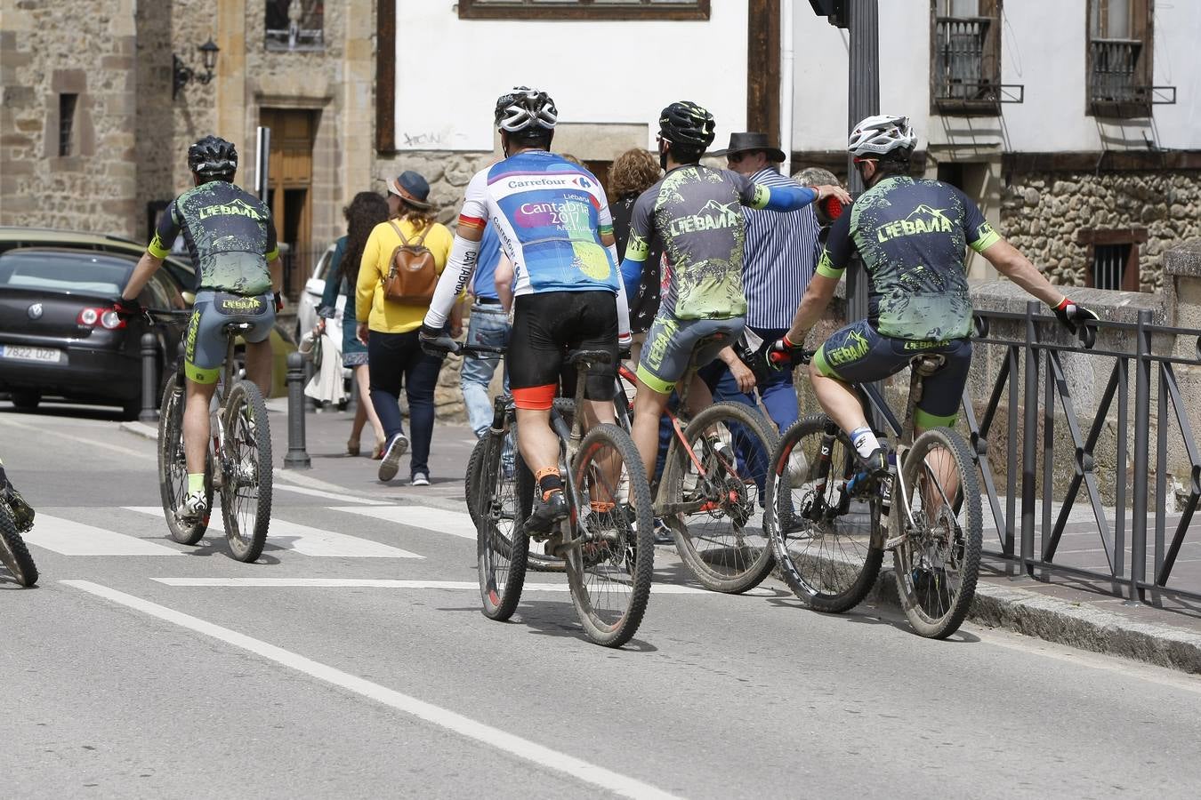 Ambientazo en Potes en el día previo al cierre de la Puerta del Perdón