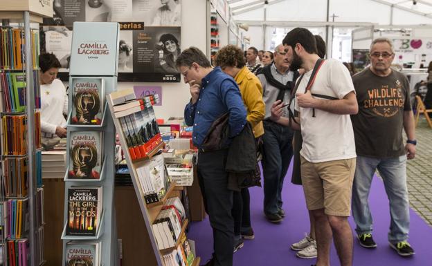 La Feria del Libro arranca con María Oruña y da paso a José Ramón Sánchez