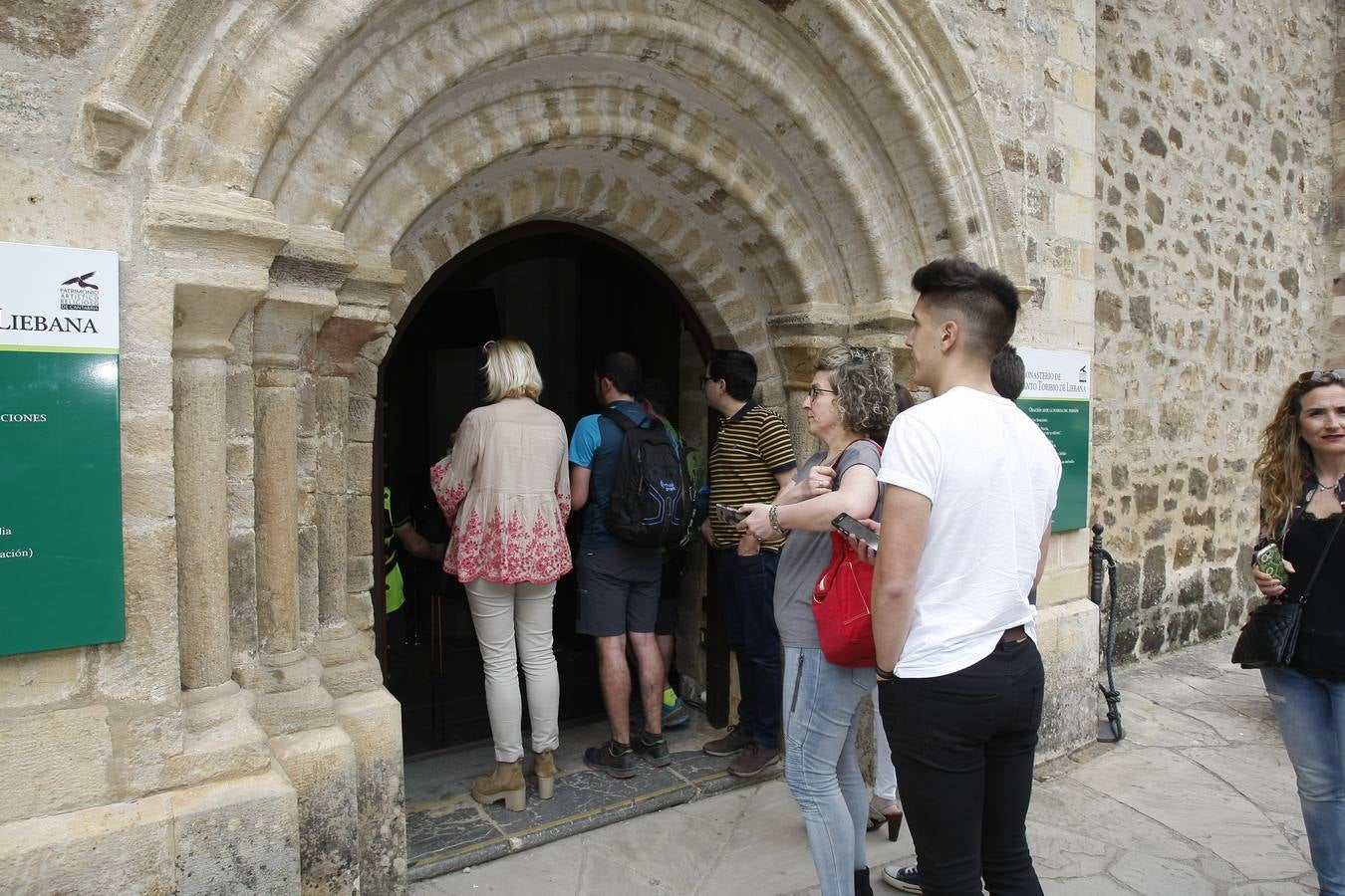 Los últimos peregrinos atraviesan la Puerta del Perdón en Santo Toribio