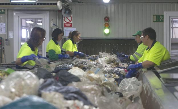 Investigan a 13 personas por vender joyas encontradas en el vertedero de Meruelo