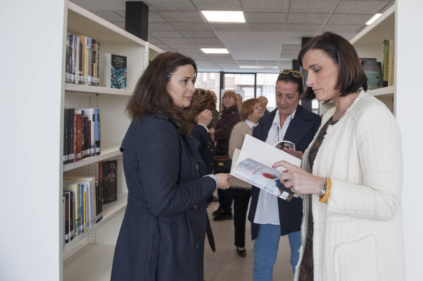 La biblioteca de Cazoña abre con 2.500 libros en las estanterías