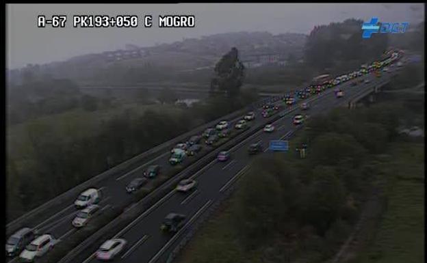 Atasco en la A-67 en dirección a Torrelavega por un accidente en Miengo