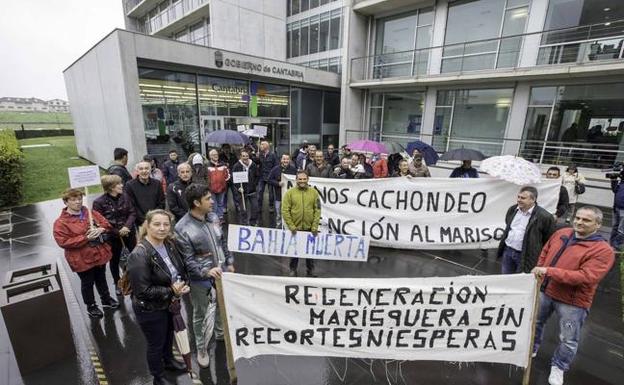 Los mariscadores piden la regeneración de la bahía y exigen indemnizaciones