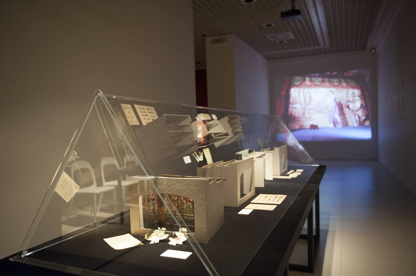 Piezas de la exposición 'Teatrillos de papel. Mágico mundo de cuentos'
