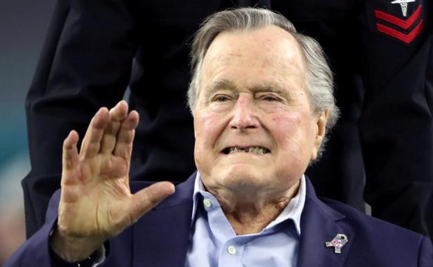 El expresidente de EE UU George Bush, hospitalizado tras el funeral de su esposa