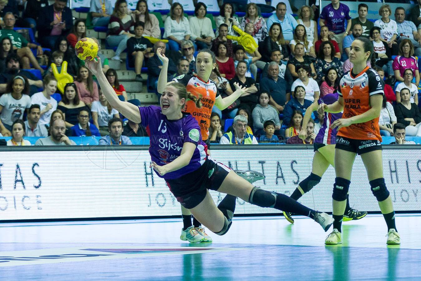 «En el extranjero se valora más el balonmano femenino»