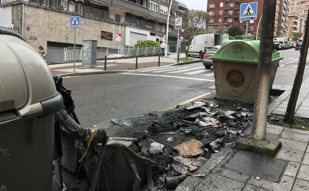 Aparatoso incendio de un contenedor de basura en la calle Canalejas