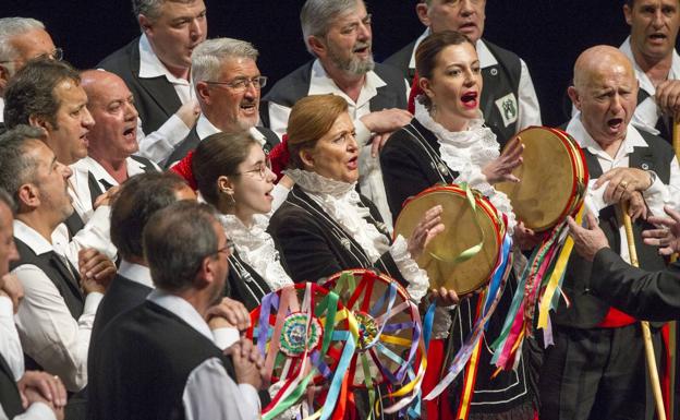 Mestizaje artístico y sentimental en la Gala del Folclore Cántabro