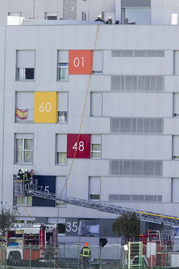 Los Bomberos de Santander apagan un incendio en la calle Garcia Lorca de La Albericia