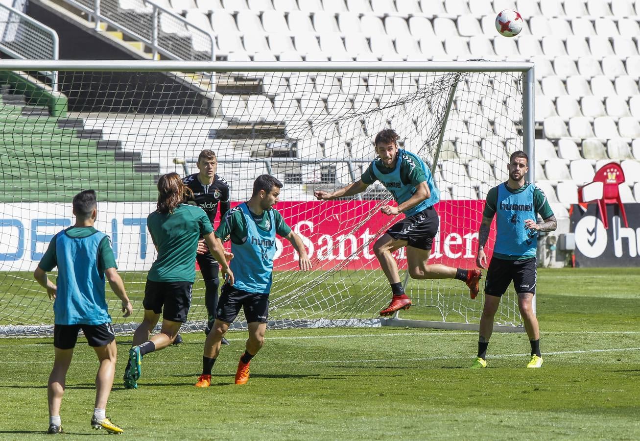 El Racing prepara en el partido ante el UD Logroñés en los Campos de Sport