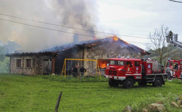 Un incendio destroza una vivienda en Udalla