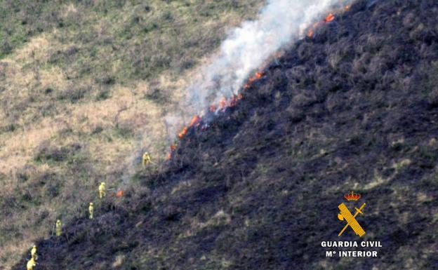 La Guardia Civil investiga a dos vecinos como posibles autores de los incendios de Puentenansa y Valdáliga