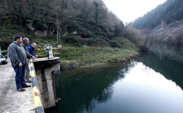 Los técnicos urgen el dragado de la presa para garantizar el suministro de agua