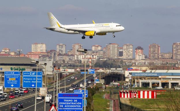 Vueling cancela dos vuelos en el Seve Ballesteros por la huelga de controladores en Francia