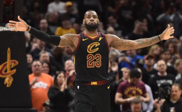 LeBron, con 45 puntos, pone a los Cavaliers en semifinales