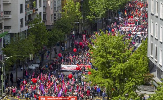 Miles de personas celebran el 1 de mayo tras las pancartas de UGT y Comisiones Obreras