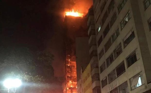 Al menos un muerto en el derrumbe de un edificio incendiado en Sao Paulo