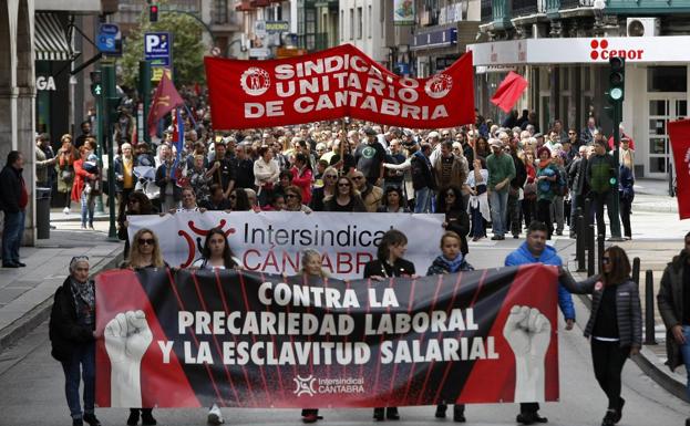 Unas 1.200 personas se manifiestan en Torrelavega contra la precariedad laboral