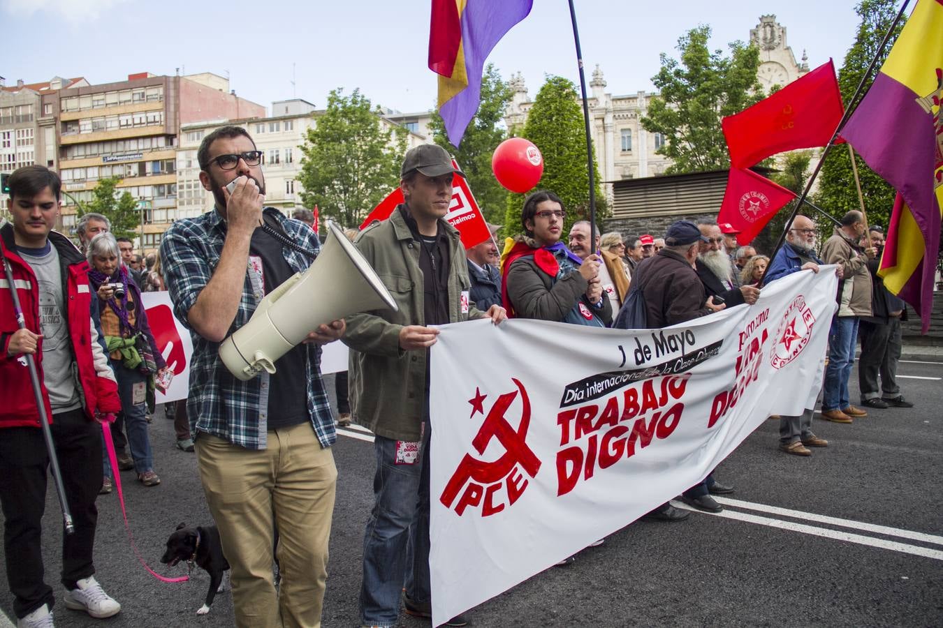 Miles de personas celebran el 1 de mayo tras las pancartas de UGT y Comisiones Obreras