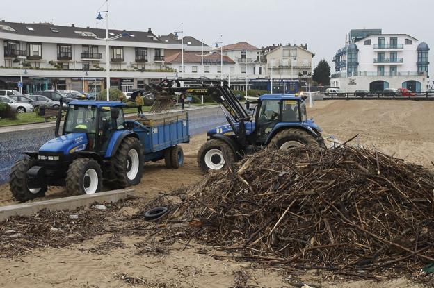 Las ayudas regionales para la limpieza de playas rurales llegarán a once municipios