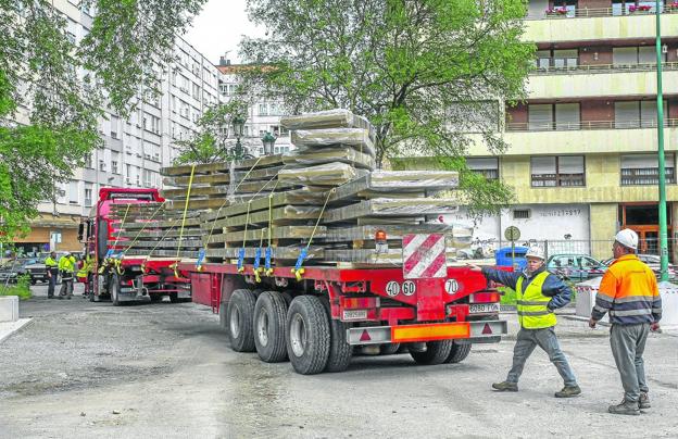 Comienza la instalación de la cubierta en la zona de juego del Manuel Barquín