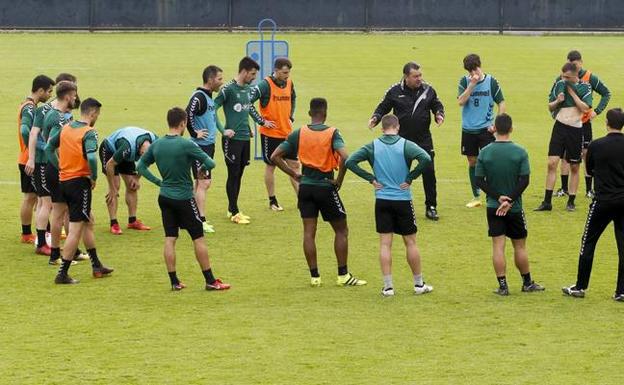 Pouso exige más intensidad a sus futbolistas en una semana decisiva para el Racing