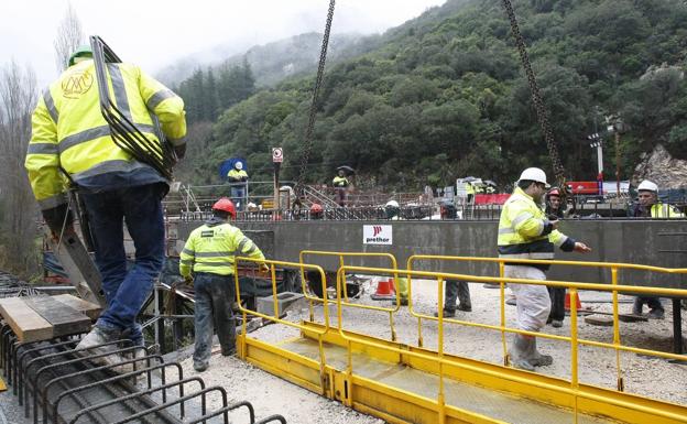 Esta noche vuelven los cortes de tráfico en el desfiladero de la Hermida