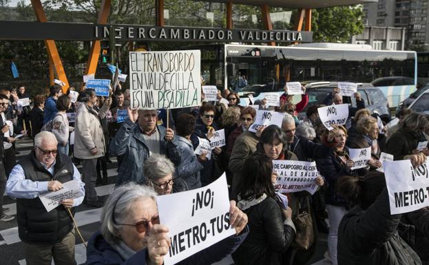 Los vecinos de Peñacastillo suben al MetroTUS su protesta contra el nuevo servicio de transportes