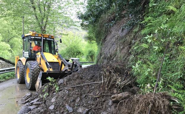 Carreteras repara un argayo en la CA-263, el vial de acceso principal a Vega de Pas