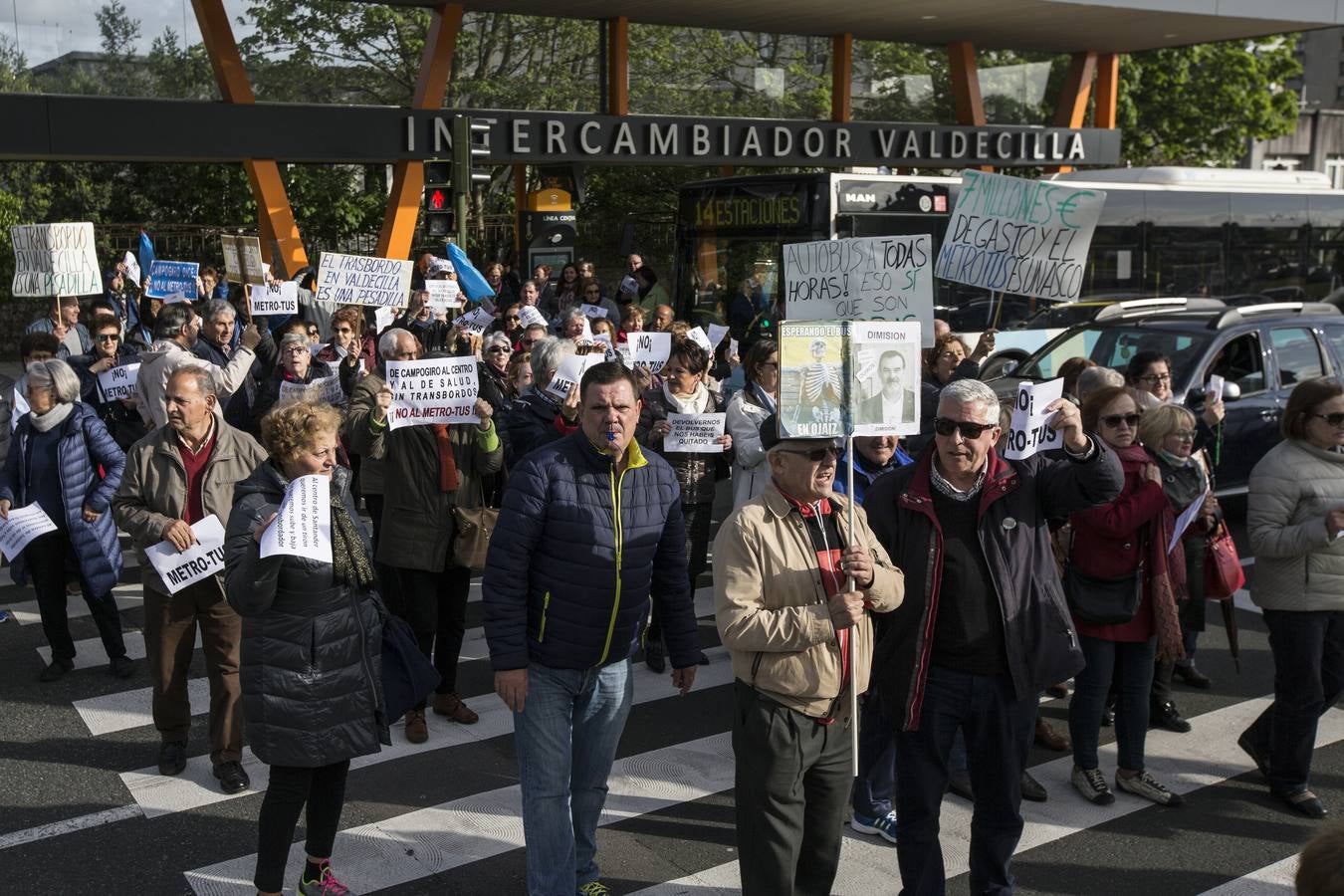Peñacastillo sube su protesta al bus