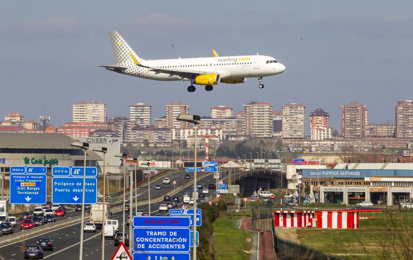 Vueling asegura que las próximas cancelaciones no afectarán a Cantabria