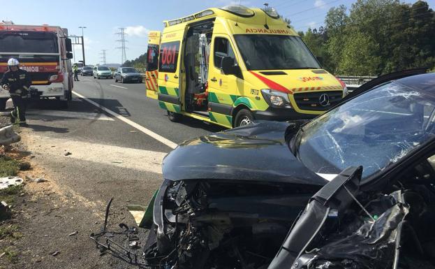 Excarcelan a un hombre tras un choque entre dos turismos en la A-8 a la altura de Sierrallana