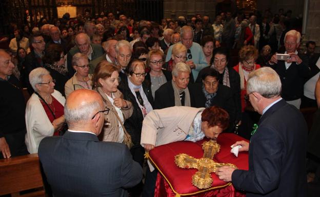 El Lignum Crucis enciende la devoción en su viaje a Astorga