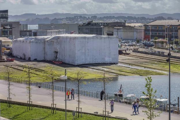 El Puerto limpia y pinta la rampa de Raos 8 en el Barrio Pesquero