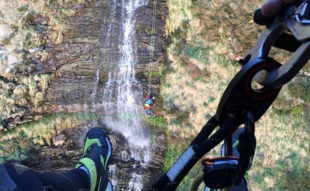 Rescatan a una joven reinosana que había quedado atrapada en una cascada cuando hacía barranquismo en el río Yera