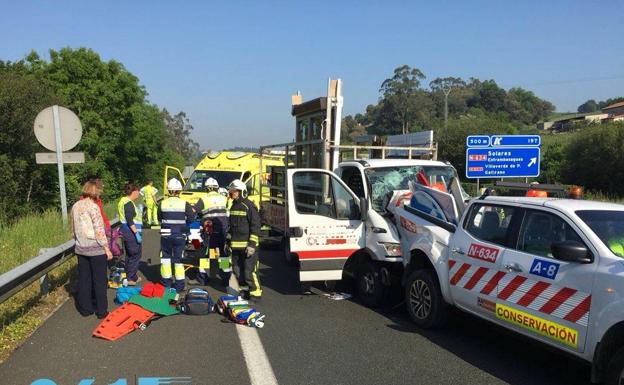 El conductor de un camión, herido al embestir en la A-8 a un todoterreno de Mantenimiento de Carreteras