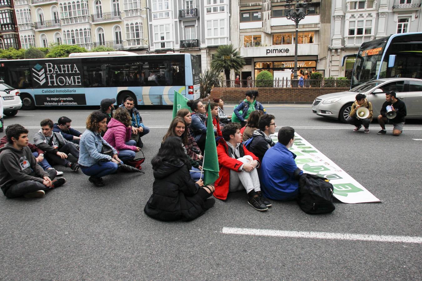 400 personas se manifiestan en Santander contra la Lomce y los recortes