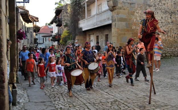 Los títeres vuelven a Santillana del Mar con 13 espectáculos de Australia, Francia y Perú