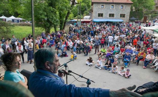 La plaza del Riuco, en Santa Cruz de Iguña, estrena imagen