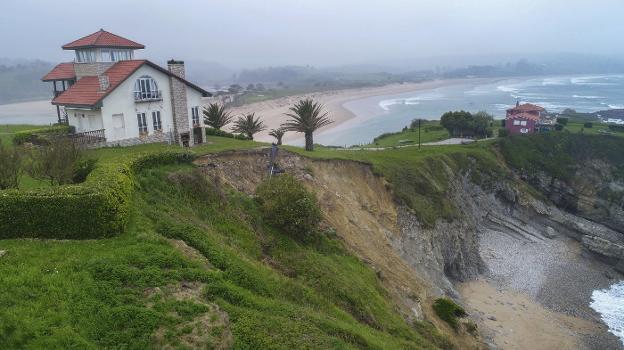 Un nuevo argayo se 'traga' parte de la finca de una vivienda en Trasvía, Comillas