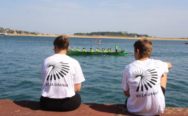 Alumnos de once institutos reman este miércoles en Pedreña para llevarse la Galerna del Cantábrico