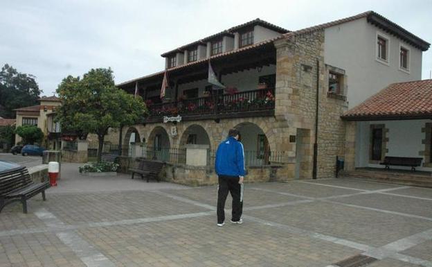 La Confederación Hidrográfica obliga a Alfoz de Lloredo a eliminar los cierres de tres fincas