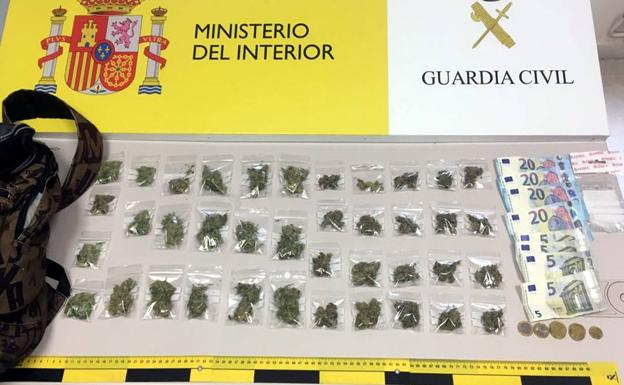 Detenidos dos jóvenes cuando iban a un instituto de Reinosa a vender marihuana