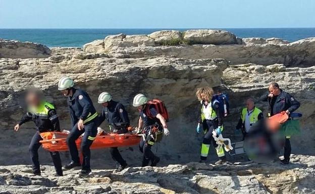 Rescatan a una pareja alemana herida tras caer en una zona de rocas de Cabo Menor