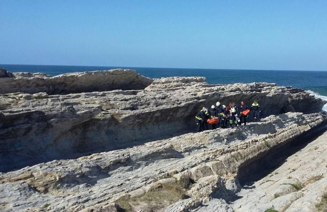 Rescatan dos alemanes heridos tras caer en una zona de rocas de Cabo Menor
