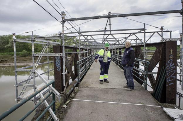 Arranca la recuperación del puente de hierro sobre la Ría de Solía